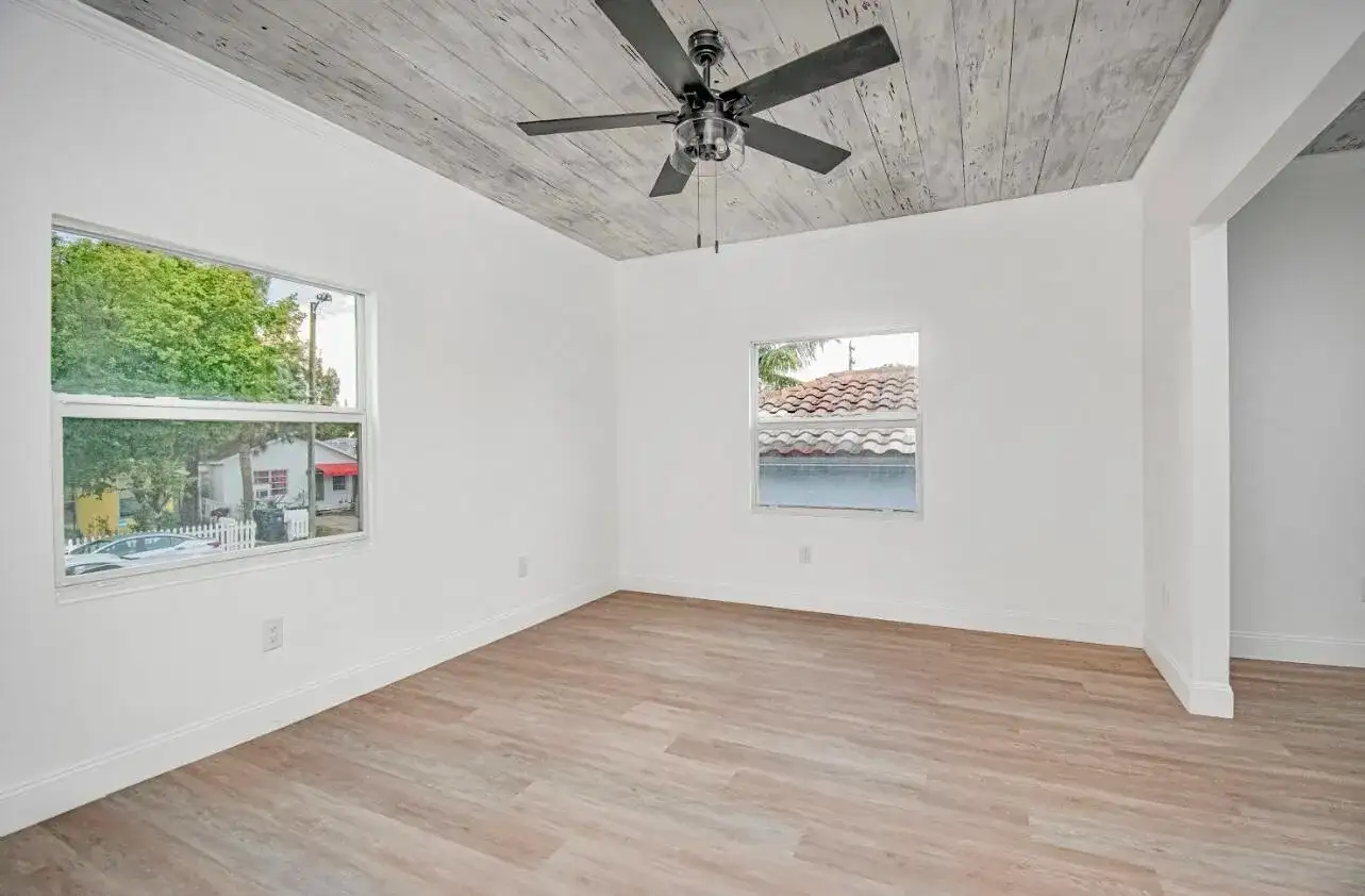 318 N E Street, FL 33460 photo 3