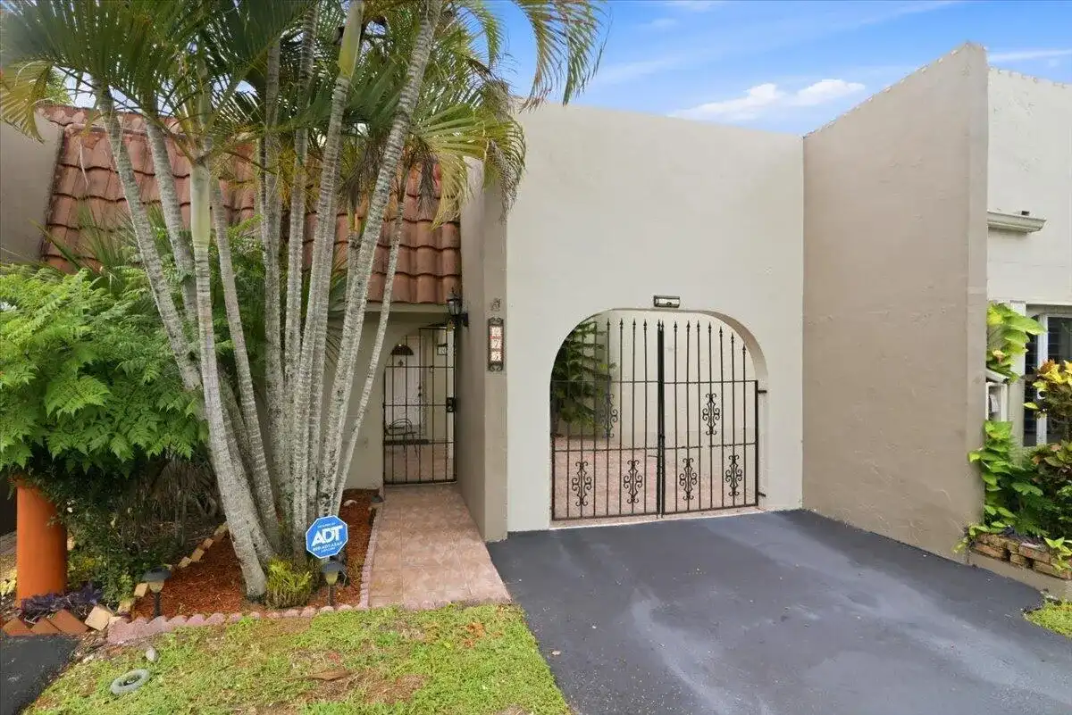 275 Jacaranda Drive, Plantation FL 33324