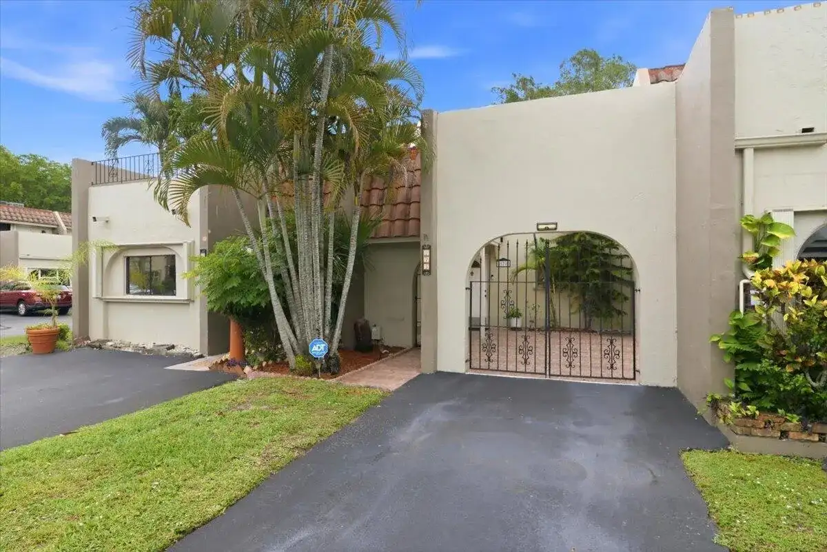 275 Jacaranda Drive, Plantation FL 33324 photo 2