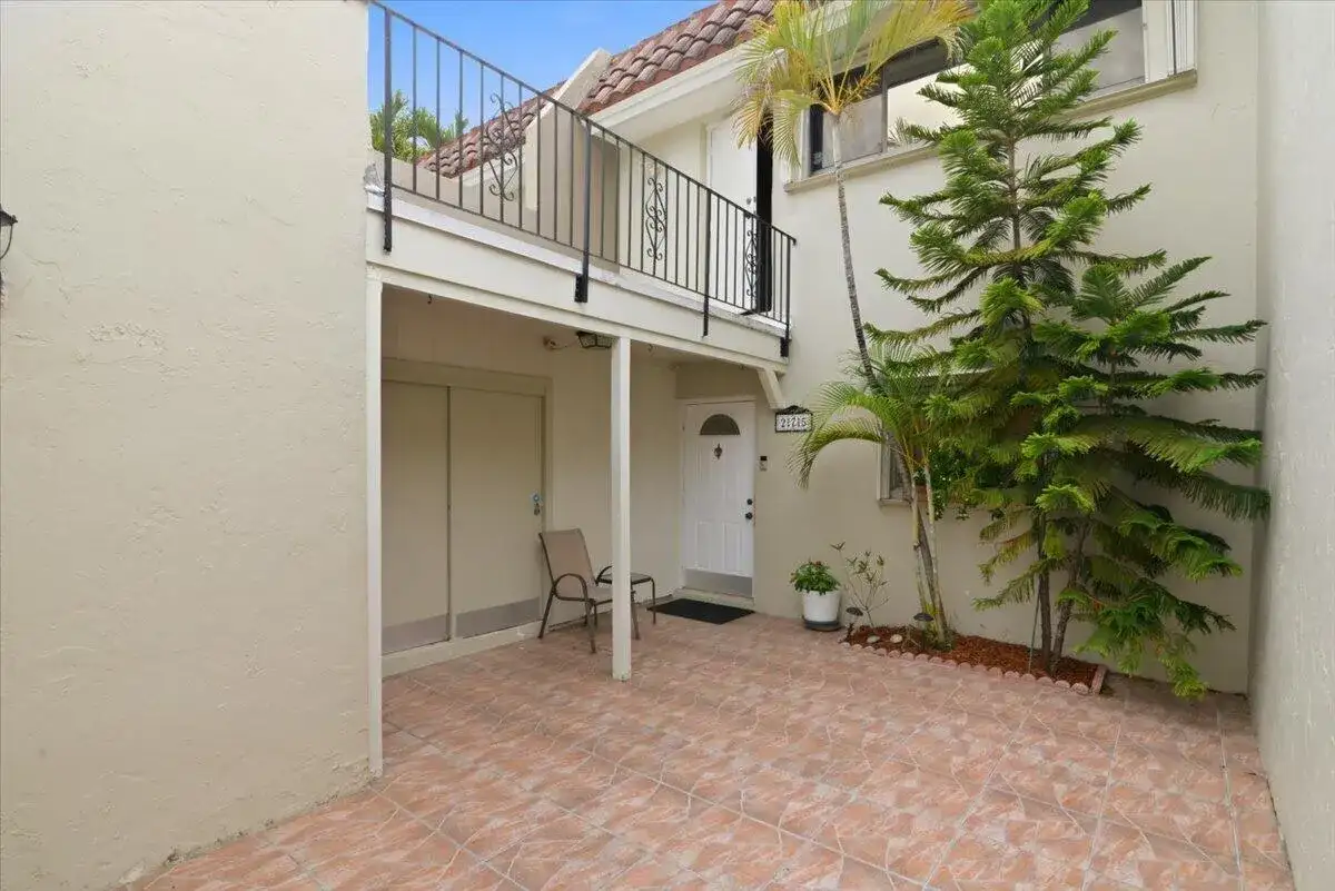 275 Jacaranda Drive, Plantation FL 33324 photo 3