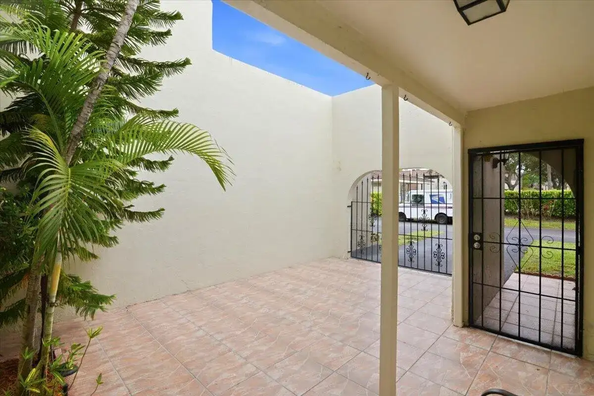 275 Jacaranda Drive, Plantation FL 33324 photo 5