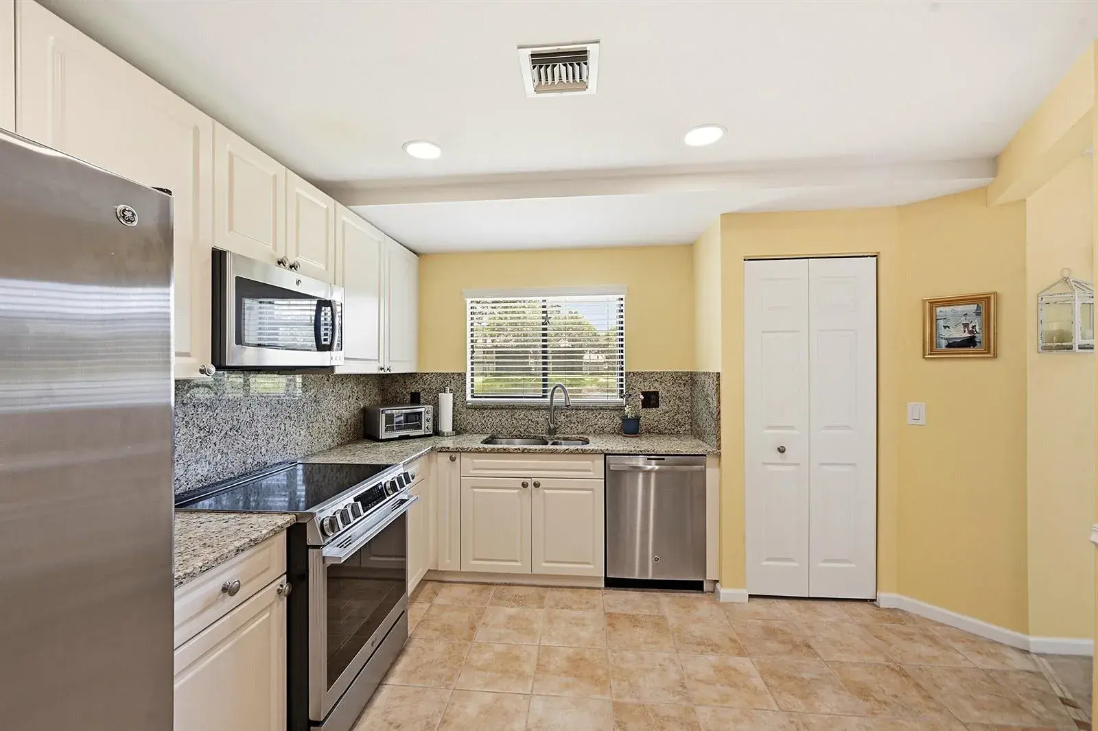 22 Lexington Lane W # D, Palm Beach Gardens FL 33418