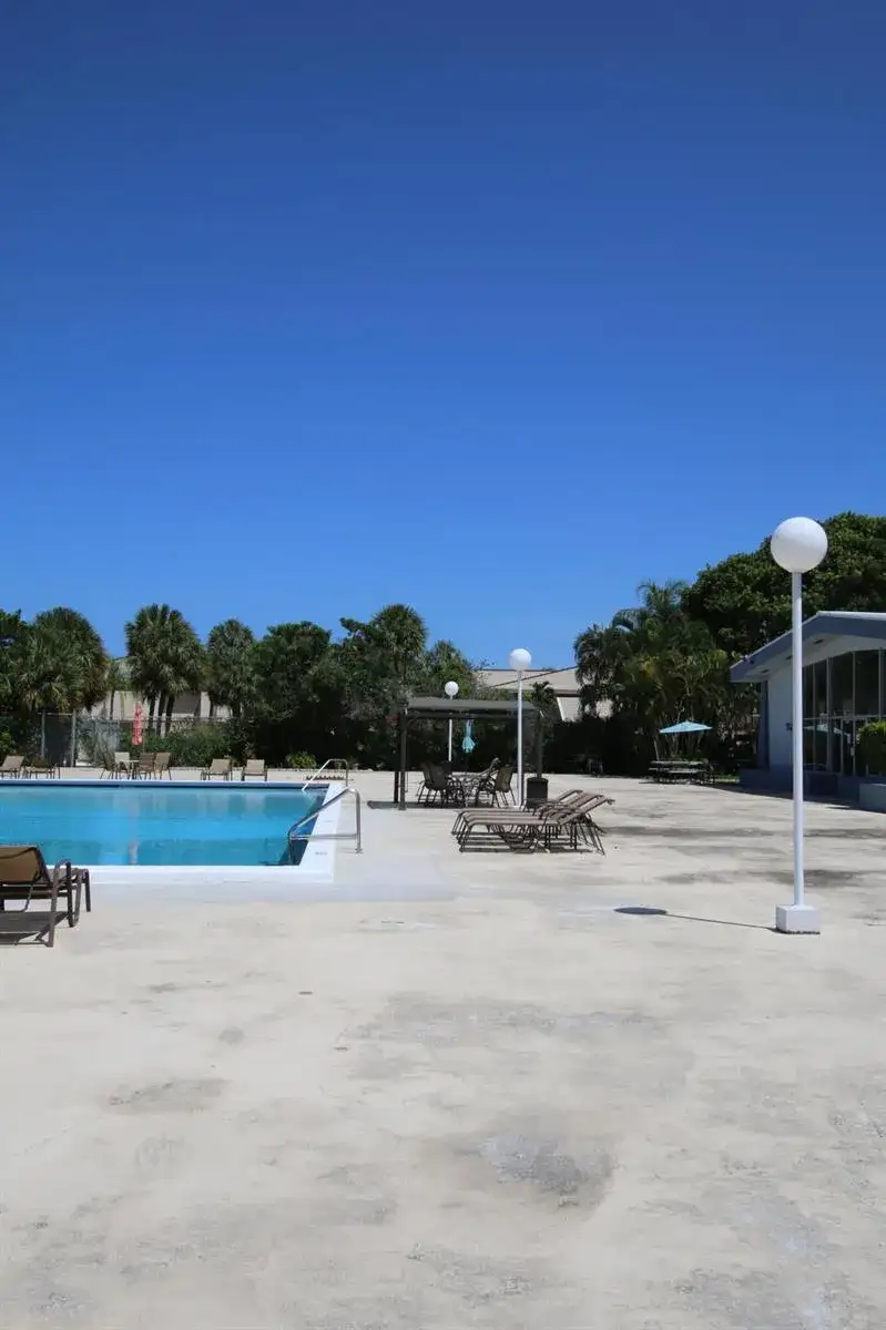 470 Executive Center Drive # 3b, West Palm Beach FL 33401 photo 2