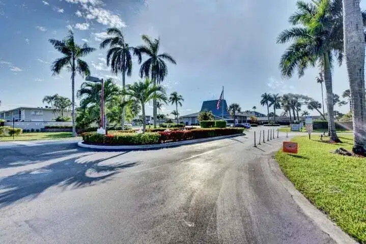 2855 S Garden Dr Drive S # 203, Palm Springs FL 33461 photo 2