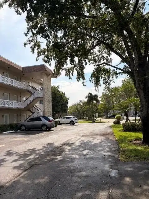 5103 NW 35th Street # 401, Lauderdale Lakes FL 33319