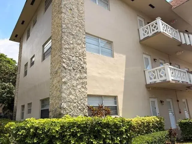 5103 NW 35th Street # 401, Lauderdale Lakes FL 33319