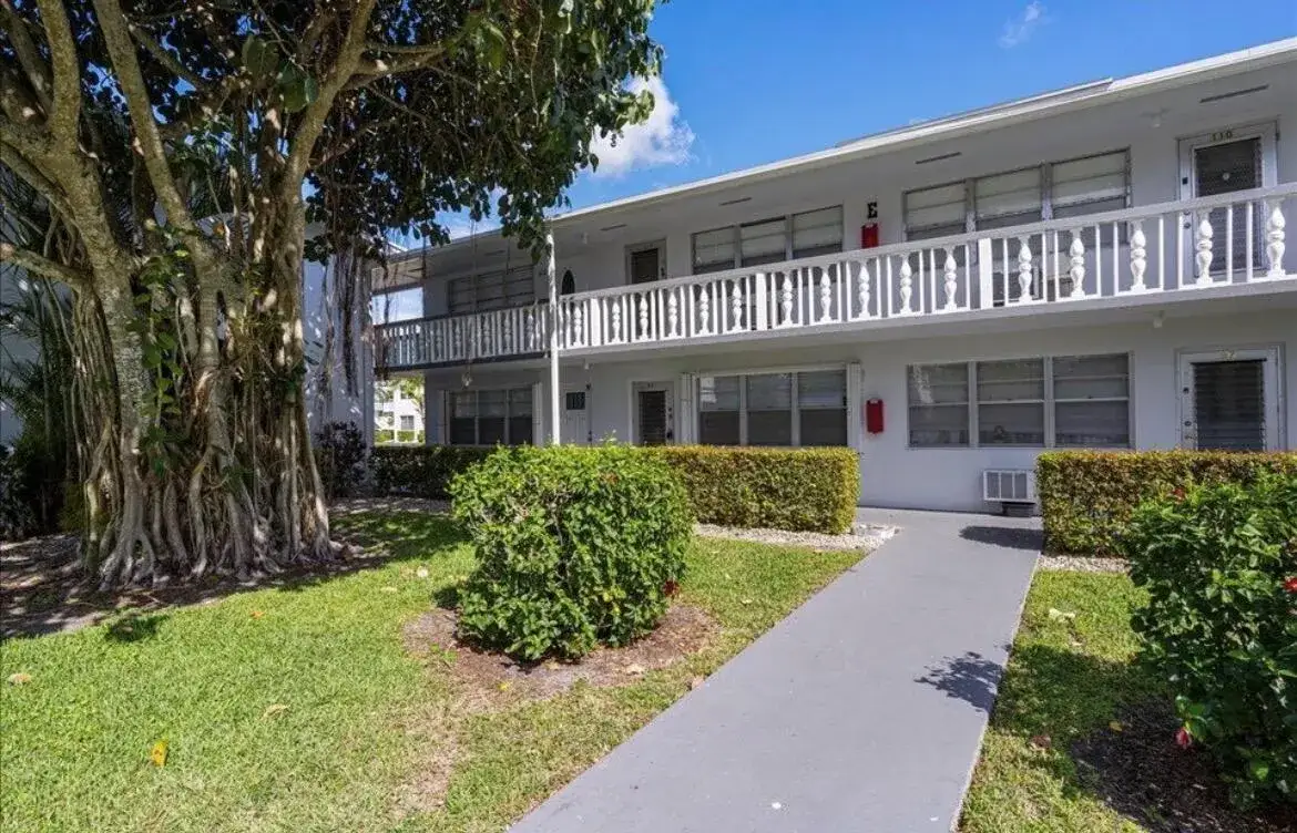 98 E Cambridge E, West Palm Beach FL 33417