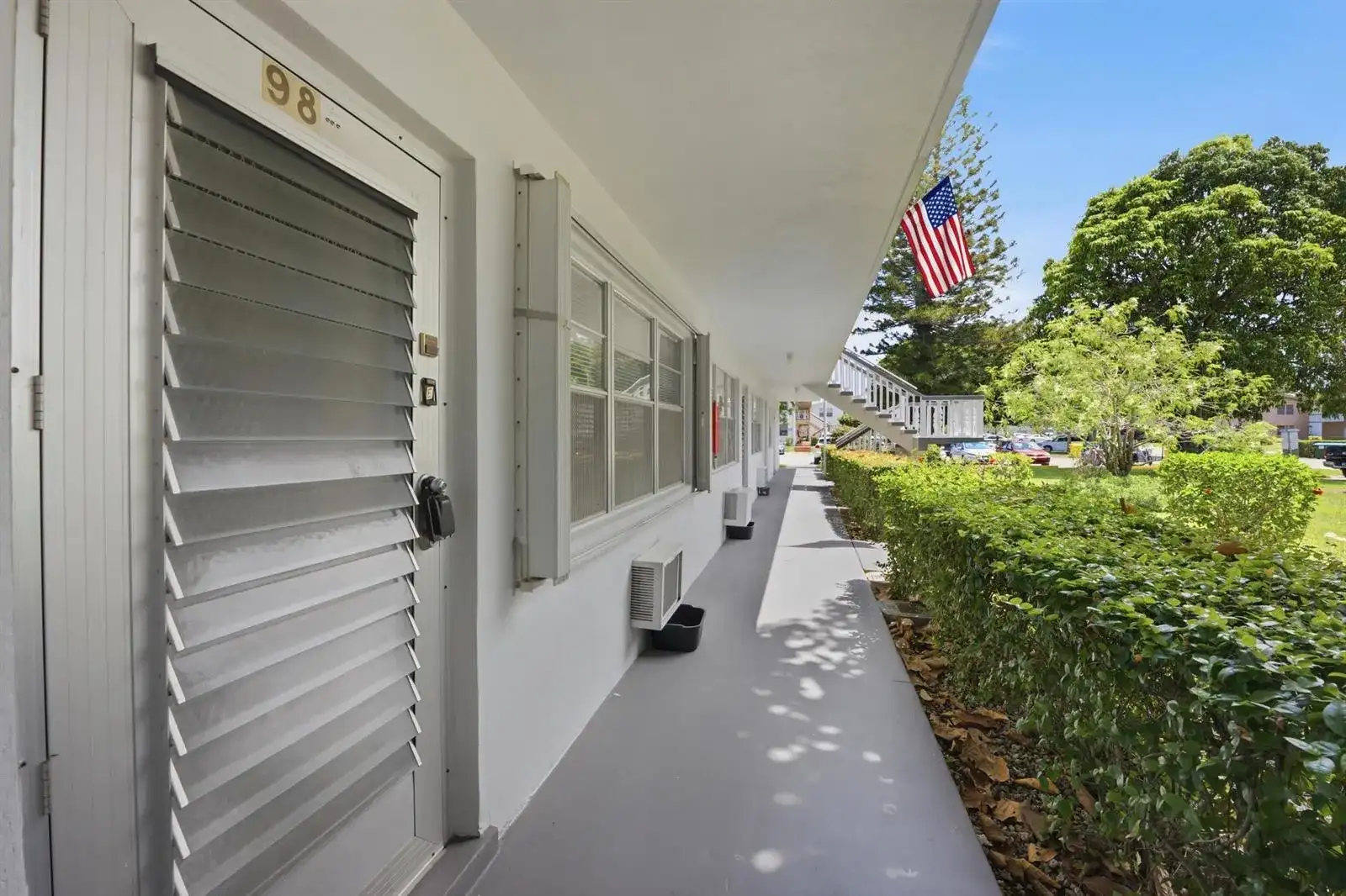 98 E Cambridge E, West Palm Beach FL 33417 photo 4