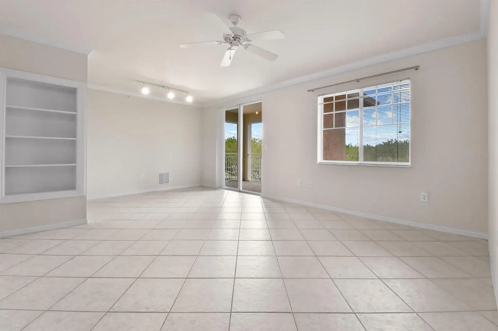 6556 Emerald Dunes Drive # 302, West Palm Beach FL 33411 photo 4