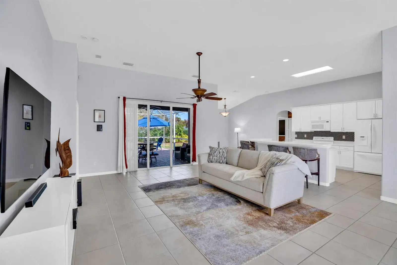 240 SW Champagne Ct Court SW, Vero Beach FL 32968 photo 2