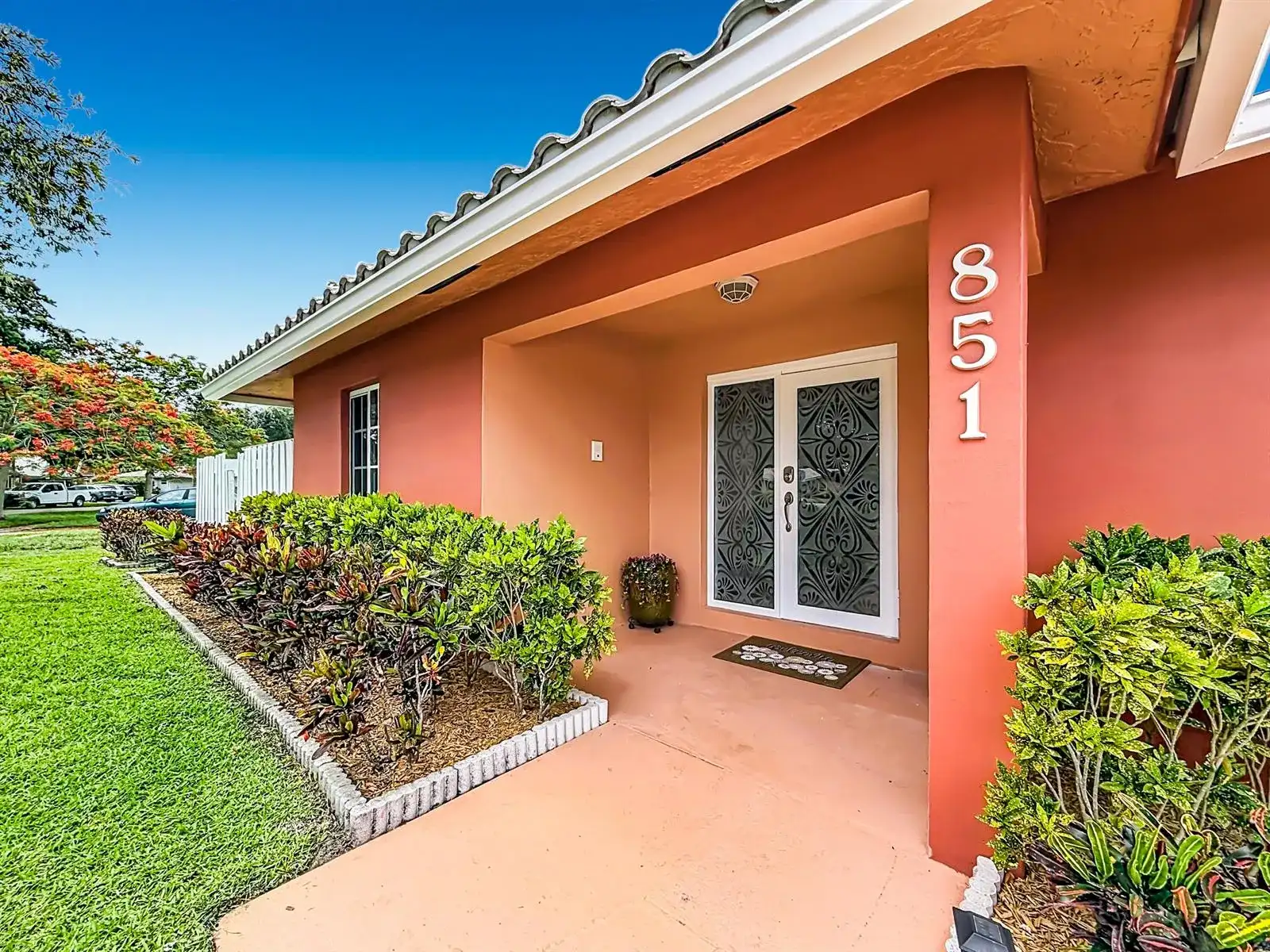 851 E Plantation Circle, Plantation FL 33324
