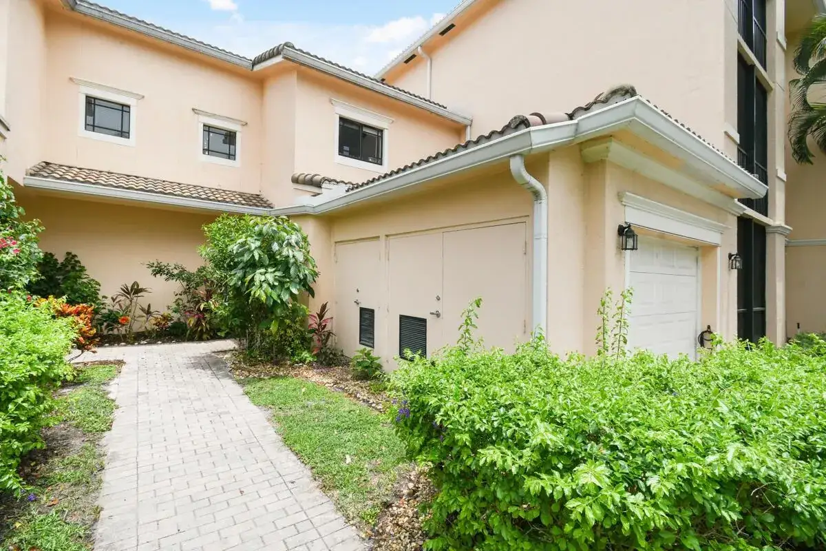 2916 Tuscany Court # 104, Palm Beach Gardens FL 33410