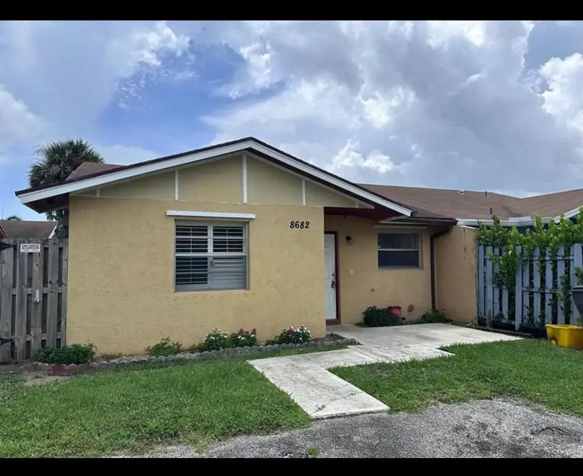 8682 Satalite Terrace, West Palm Beach FL 33403