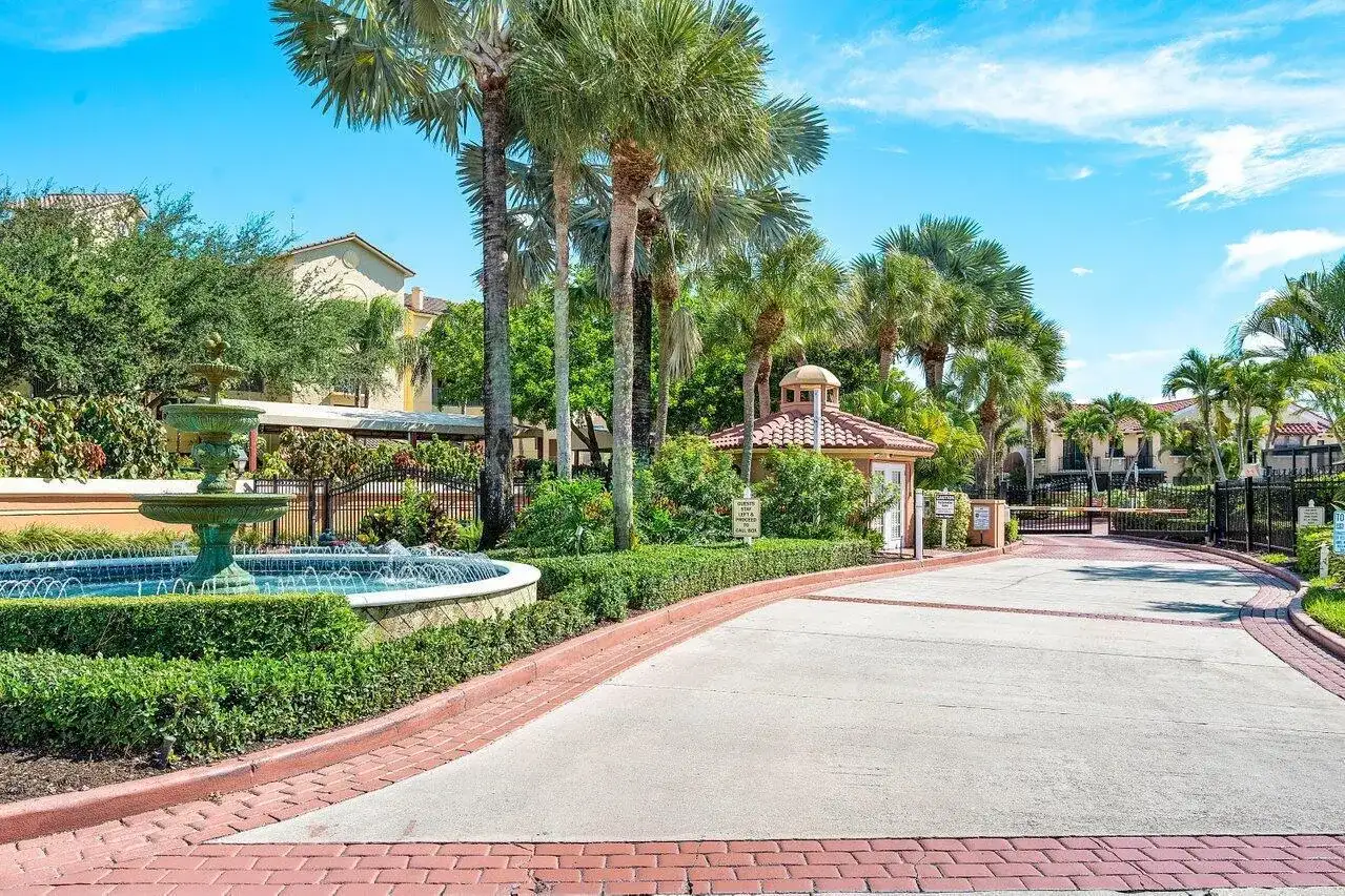 300 Uno Lago Drive # 304, Juno Beach FL 33408 photo 2