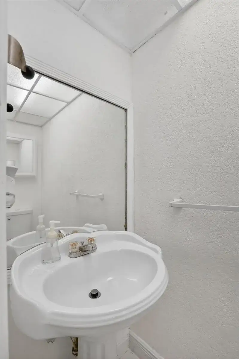 11556 NW 1st Street, Plantation FL 33325 photo 4