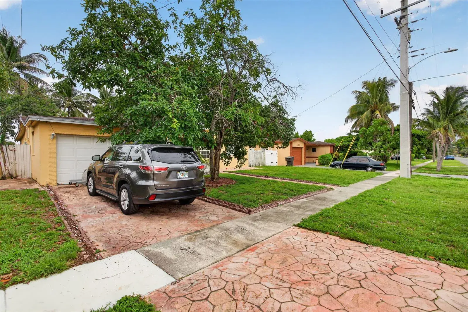4390 NW 35th Avenue, Lauderdale Lakes FL 33309