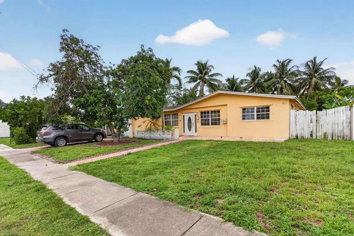 4390 NW 35th Avenue, Lauderdale Lakes FL 33309