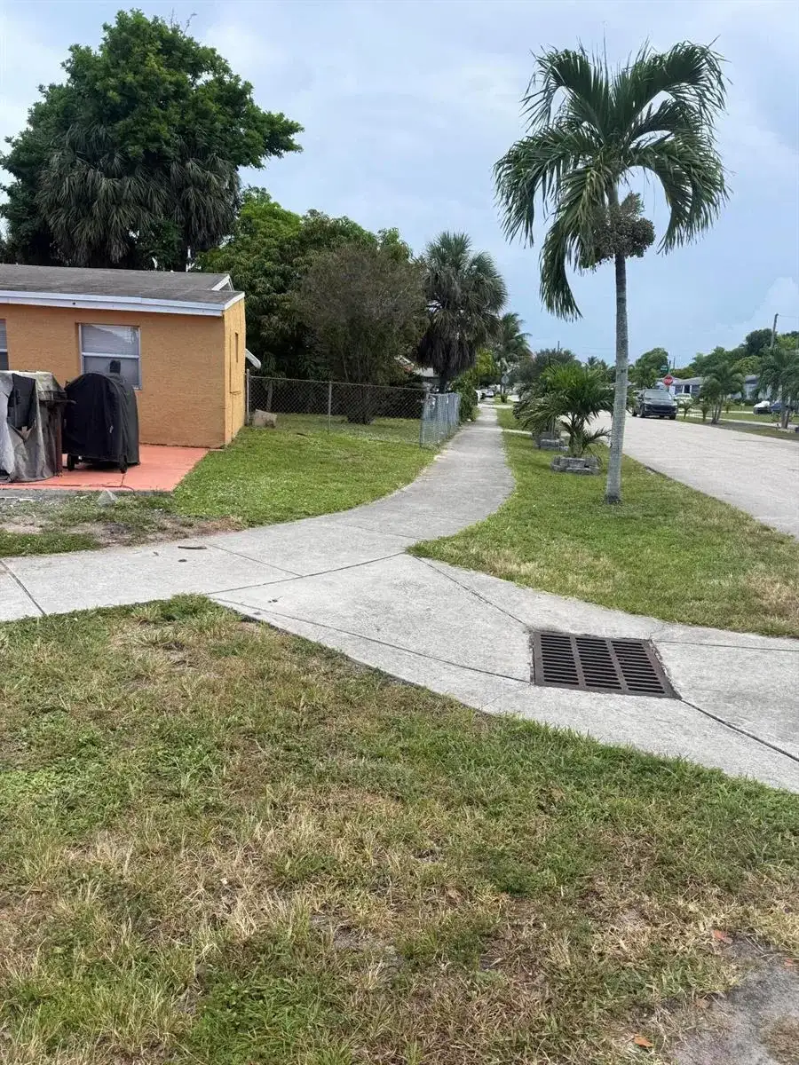 2071 NW 29th Terrace, Fort Lauderdale FL 33311 photo 2