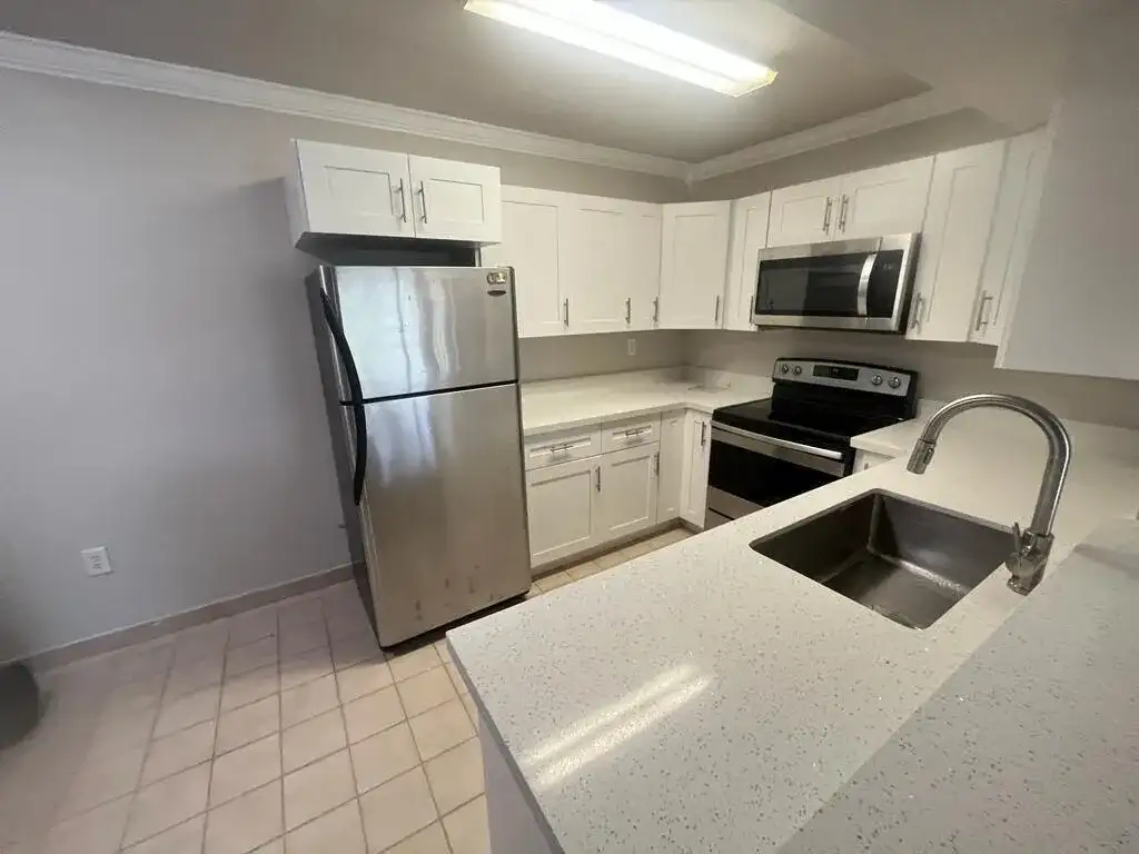 450 W Palm Cir Circle W # 103, Pembroke Pines FL 33025 photo 2