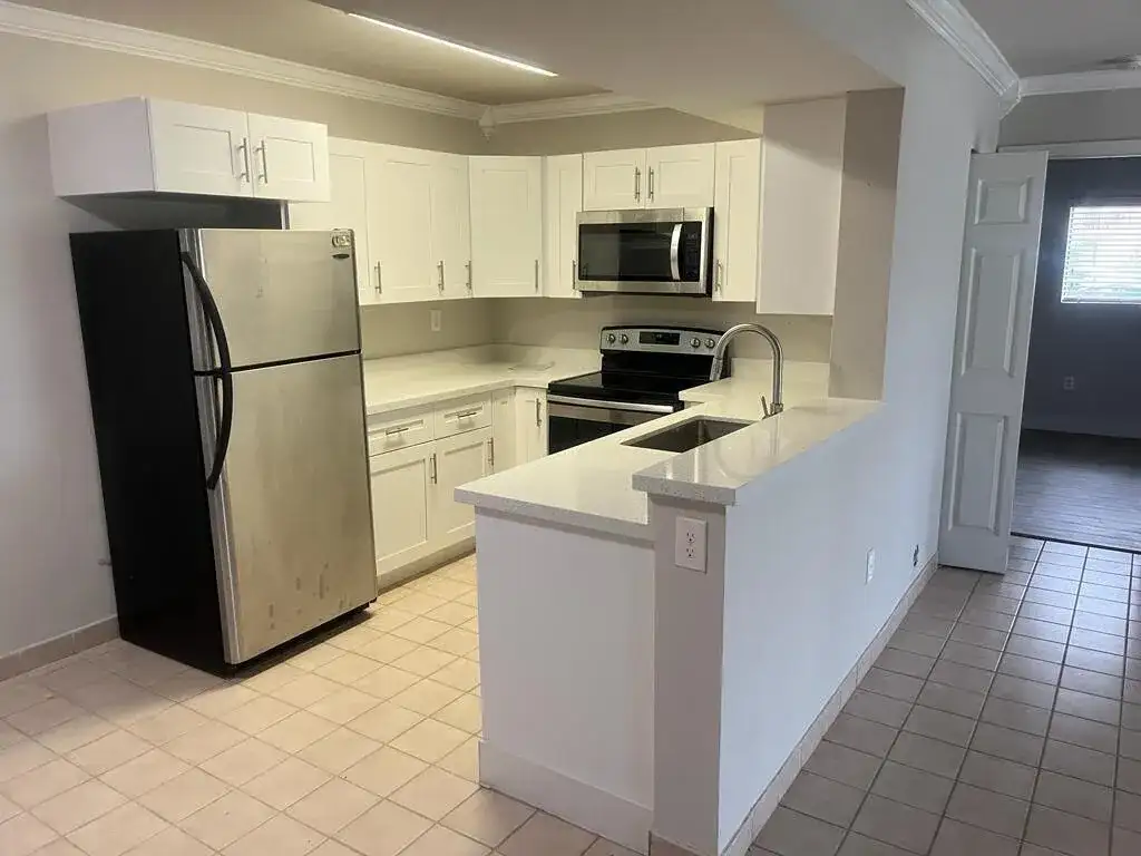 450 W Palm Cir Circle W # 103, Pembroke Pines FL 33025 photo 3
