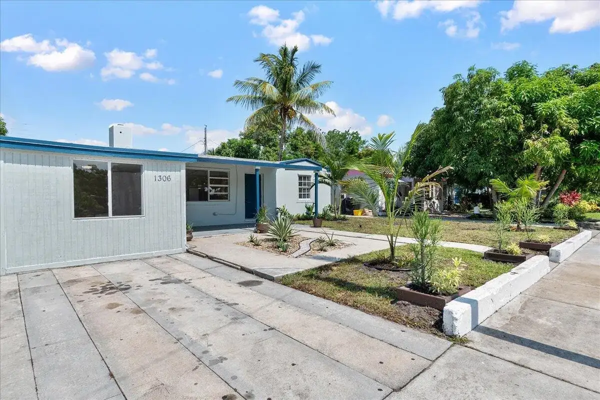 1306 S C Terrace, FL 33460 photo 2