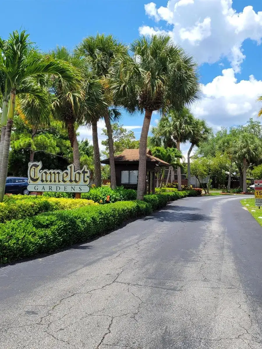 903 SE Camelot Gardens Boulevard SE, Port St. Lucie FL 34952 photo 4