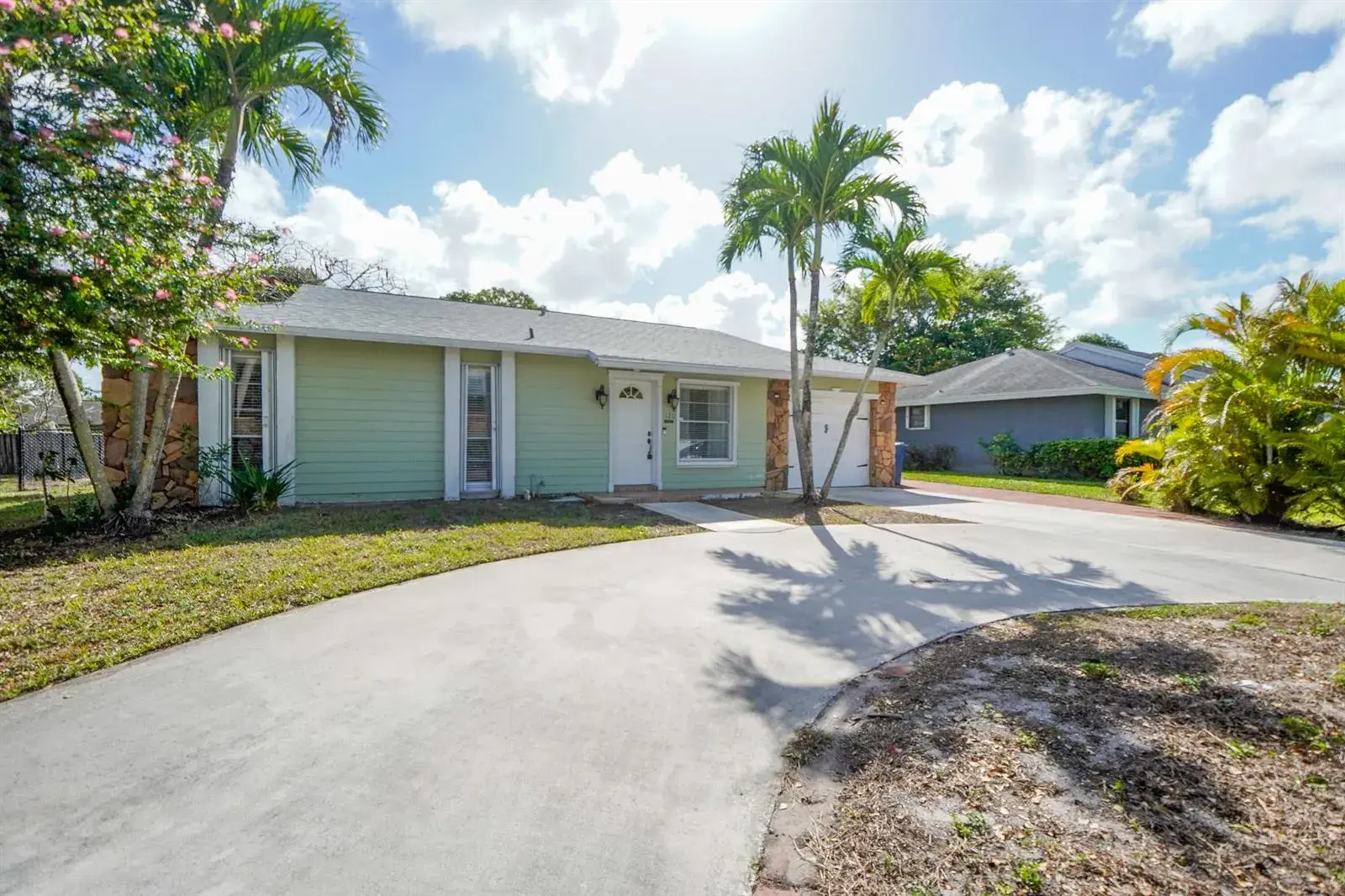 120 Swan Parkway W, Royal Palm Beach FL 33411