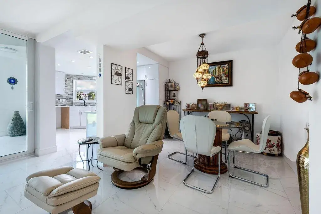 3661 Via Poinciana # 206, Lake Worth FL 33467