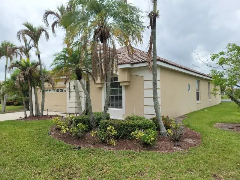 895 SW Lake Charles Circle, Port St. Lucie FL 34986