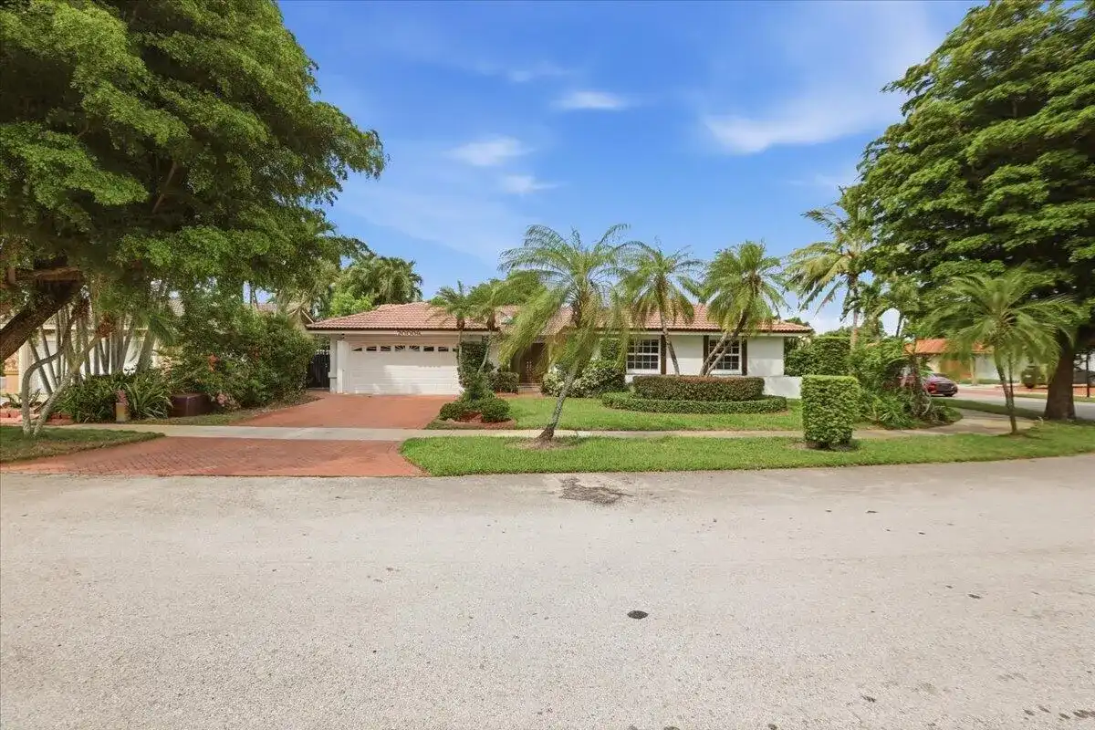 20009 NW 66th Place, Hialeah FL 33015