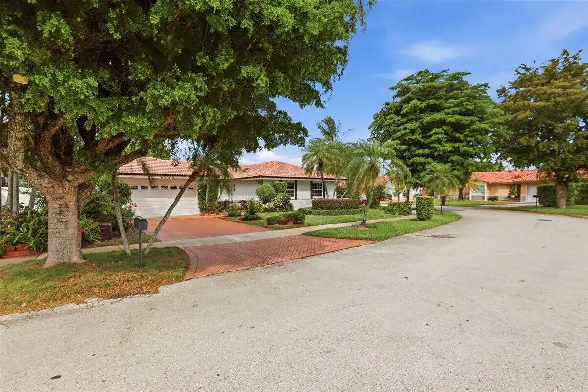 20009 NW 66th Place, Hialeah FL 33015 photo 2