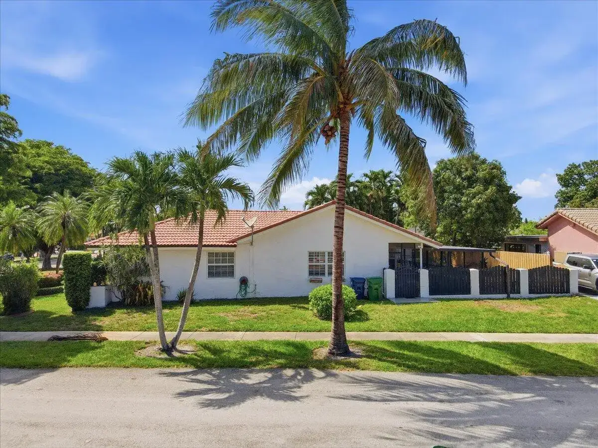 20009 NW 66th Place, Hialeah FL 33015 photo 4