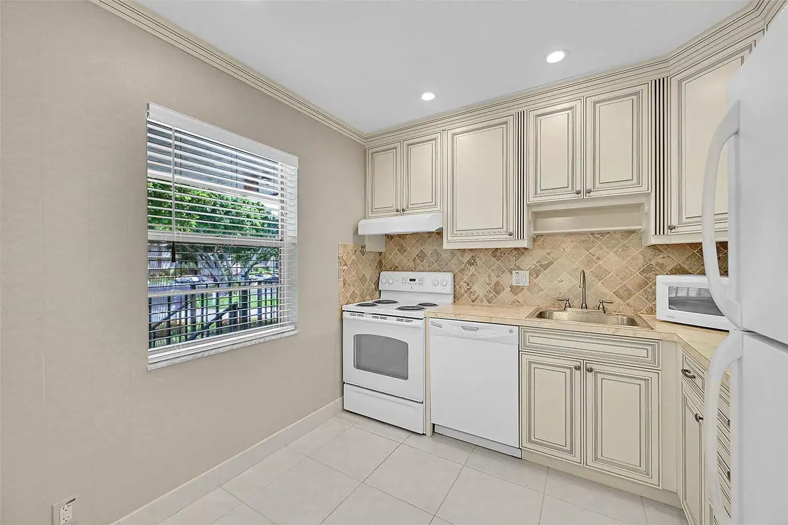 23 Abbey Lane # 202, Delray Beach FL 33446 photo 4