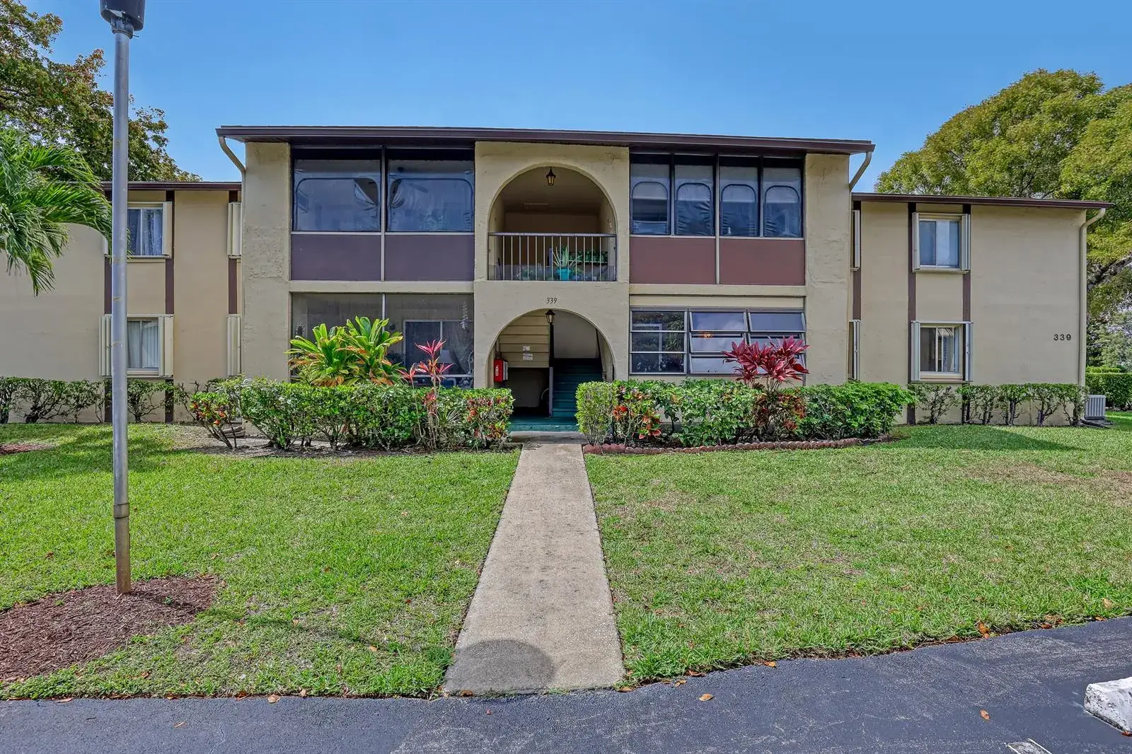 2 bedroom 1 bath Residential for sale at 339 Pine Ridge Circle # 1, FL 33463