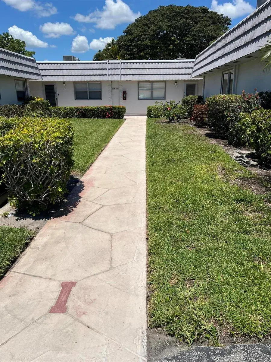 210 Valencia I, Delray Beach FL 33446