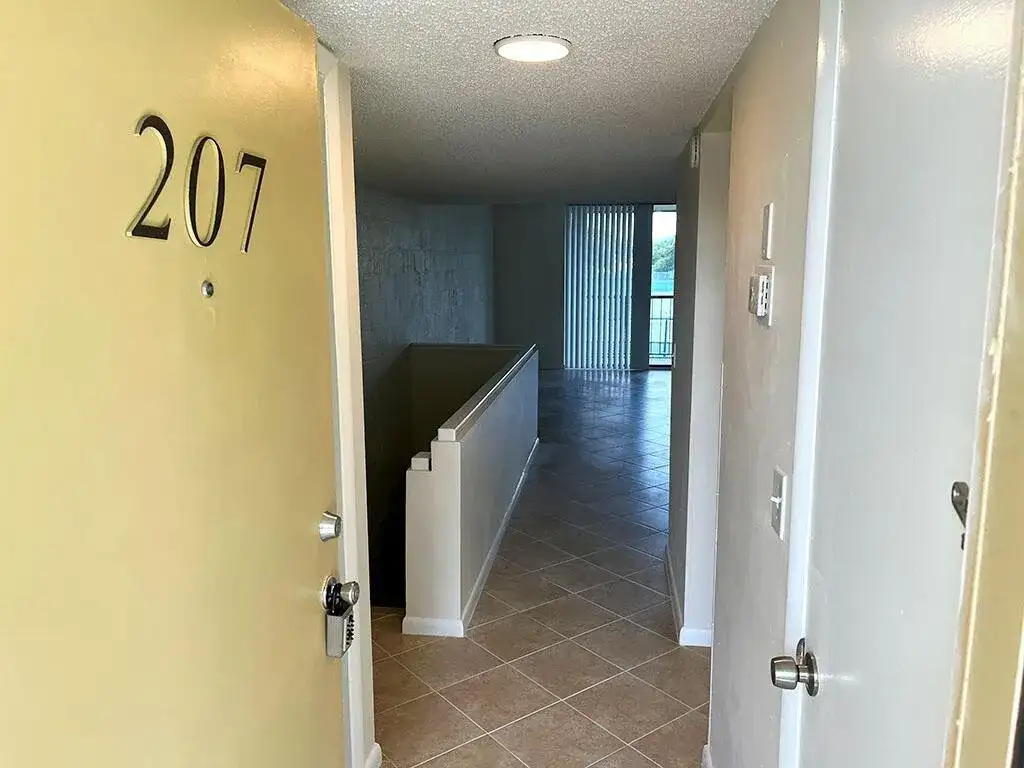 2828 Tennis Club Drive # 207, West Palm Beach FL 33417 photo 2