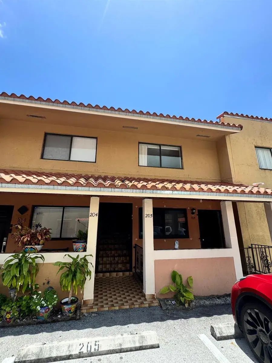2710 W 60th Place # 205, Hialeah FL 33016