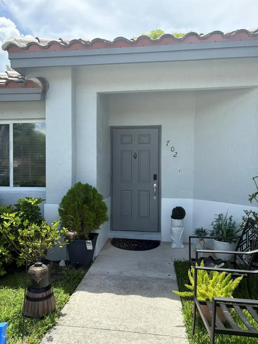 702 NW 208th Terrace, Pembroke Pines FL 33029