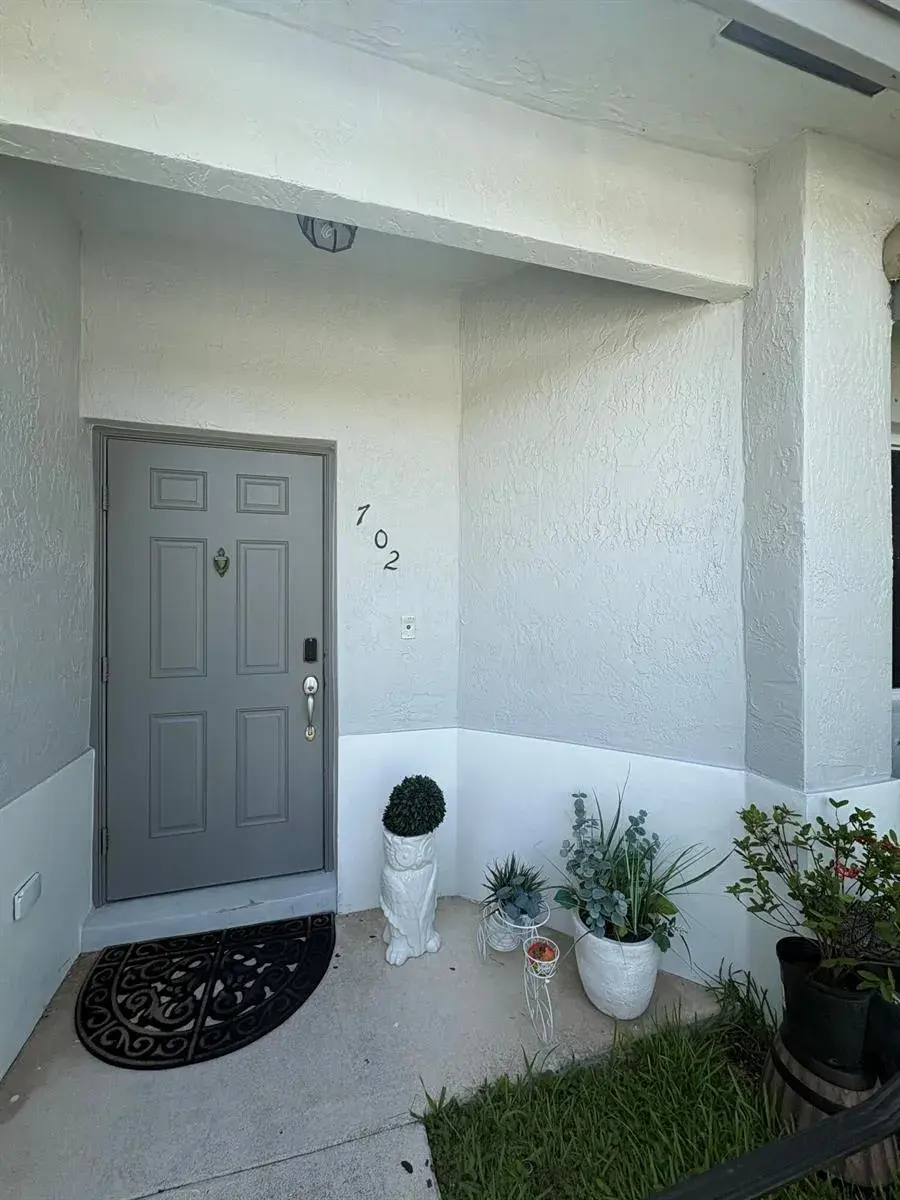 702 NW 208th Terrace, Pembroke Pines FL 33029