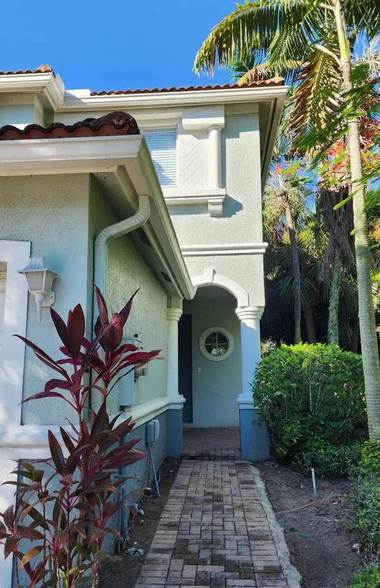 2124 Oakmont Drive, Riviera Beach FL 33404 photo 2