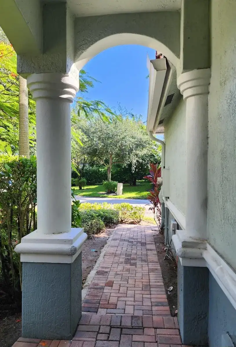 2124 Oakmont Drive, Riviera Beach FL 33404 photo 3