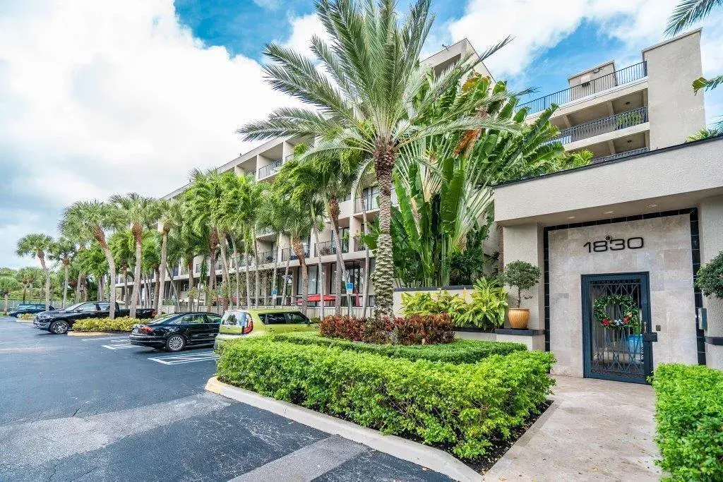 1830 Embassy Drive # 411, West Palm Beach FL 33401