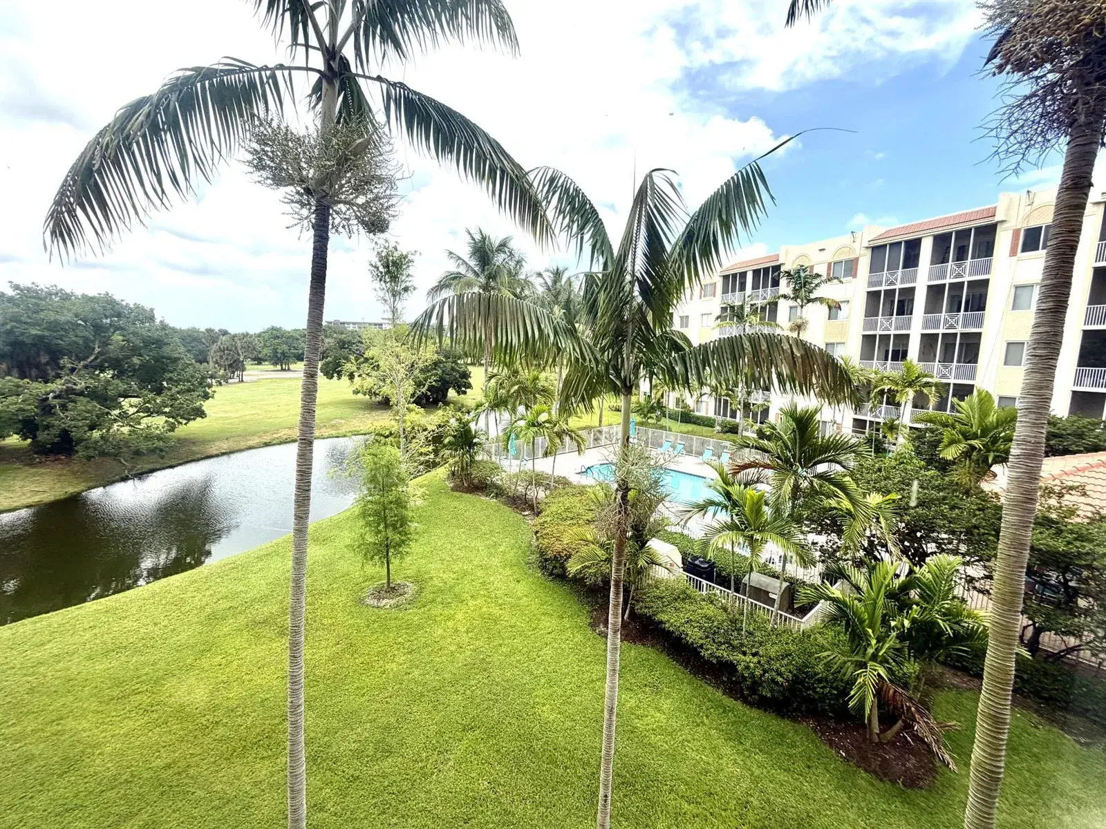 3600 Oaks Clubhouse Drive # 309, Pompano Beach FL 33069