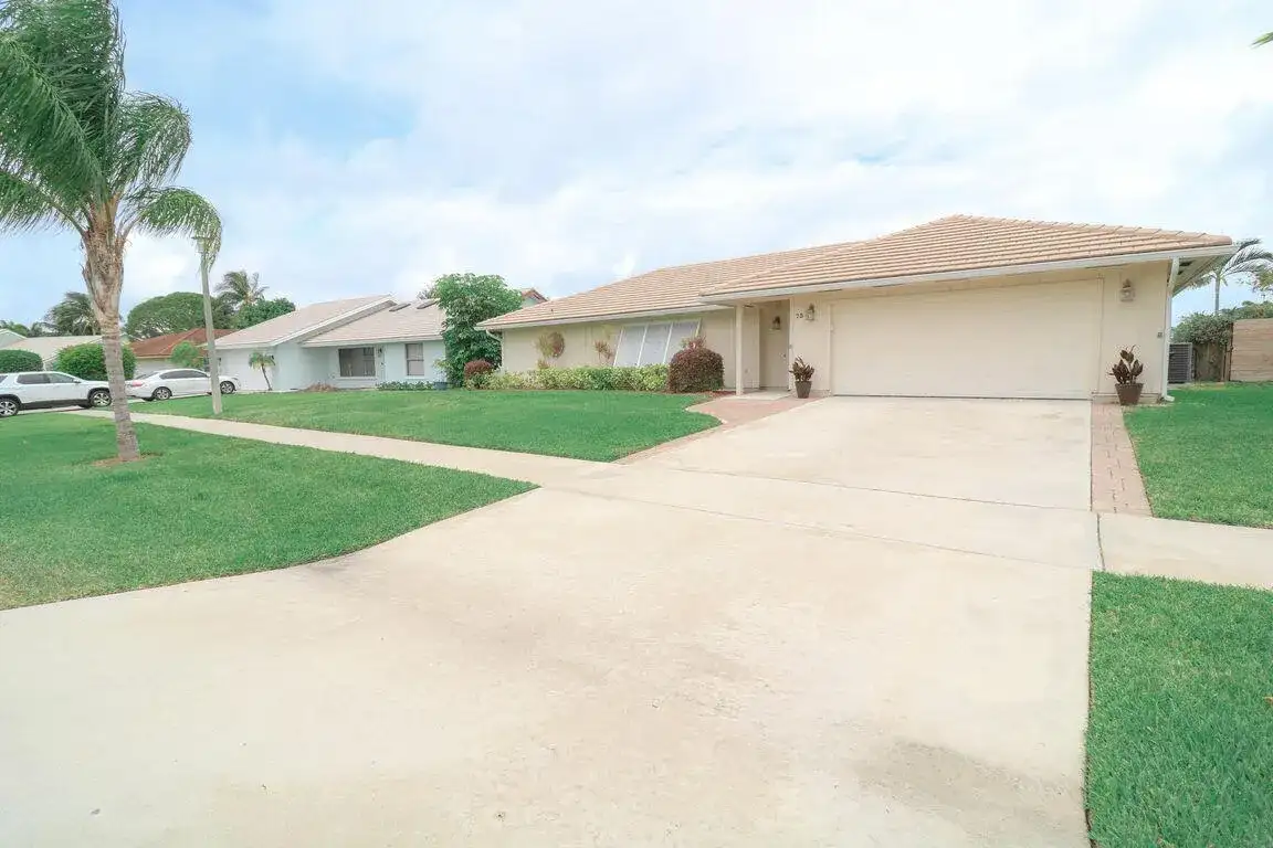73 Pine Hill Trail W, Jupiter FL 33469 photo 2