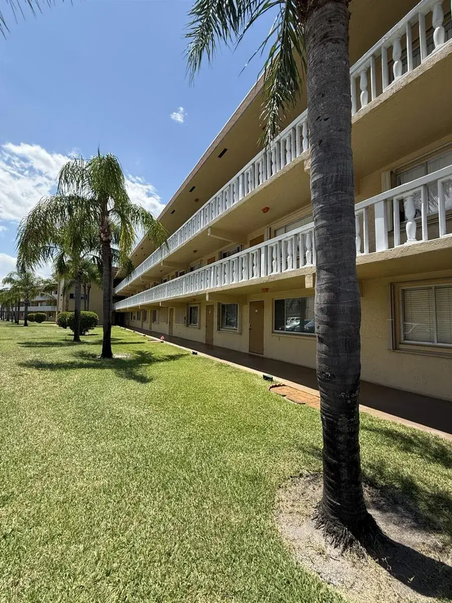 600 Village Green Court # 121, Palm Springs FL 33461