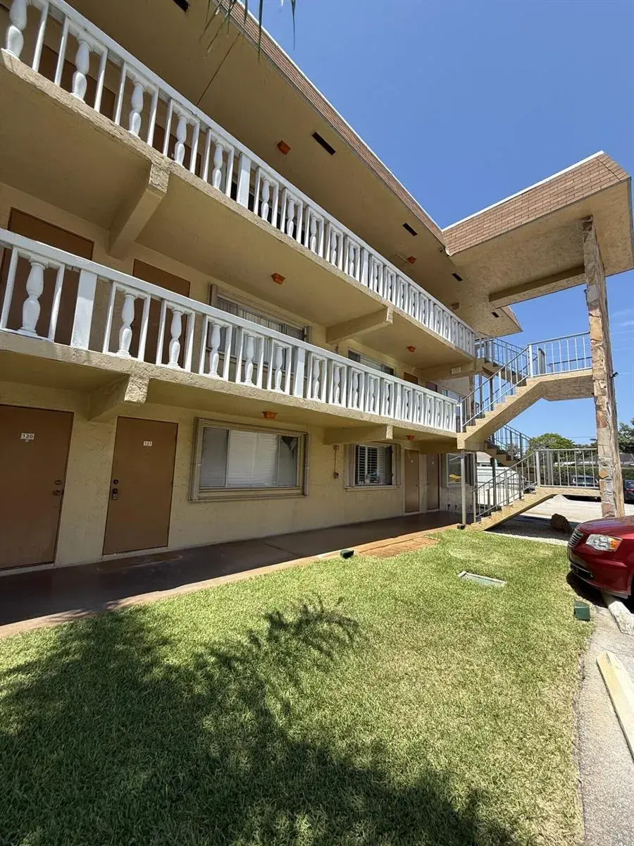 600 Village Green Court # 121, Palm Springs FL 33461