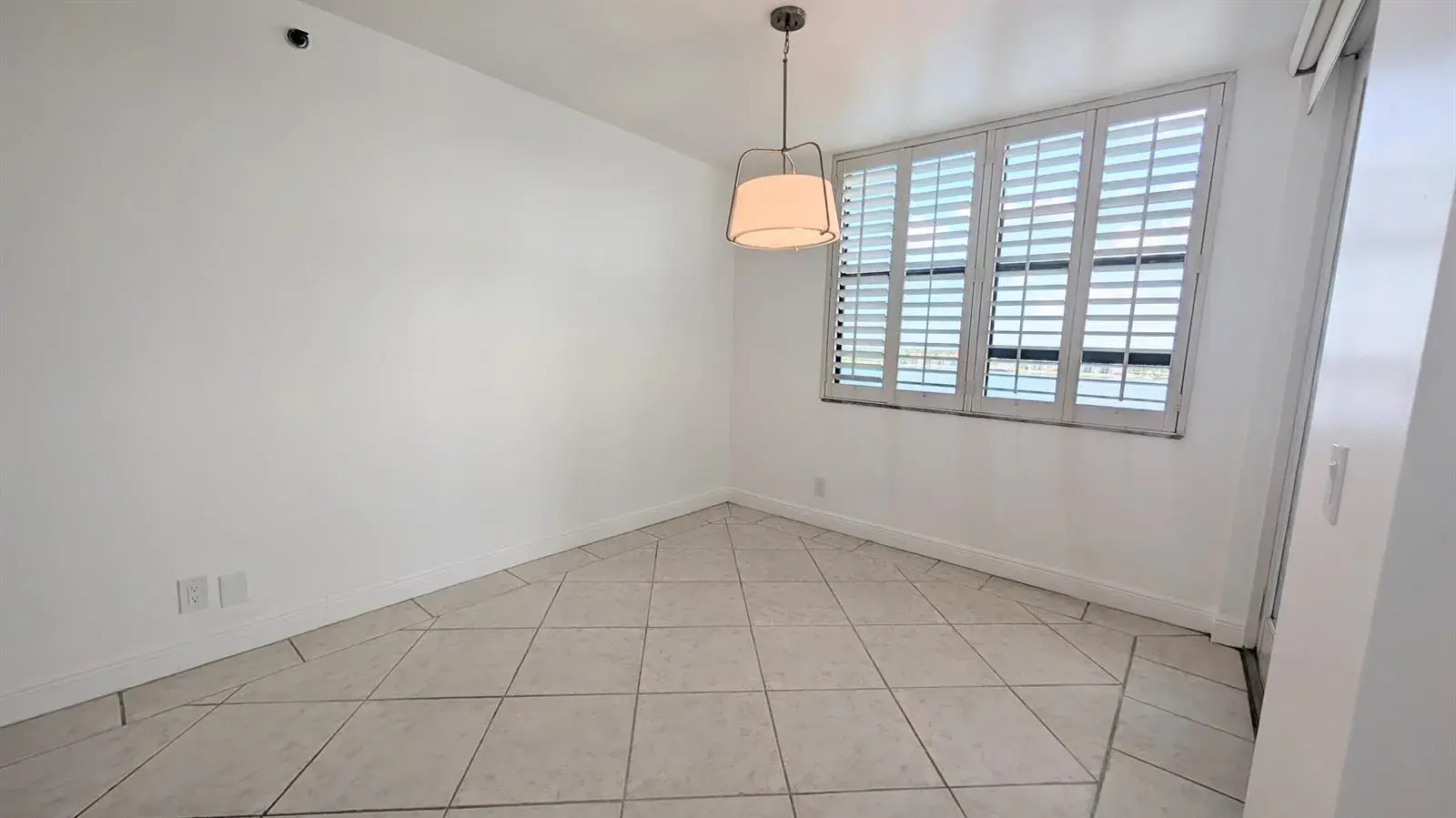 105 Lake Emerald # 810, Oakland Park FL 33309