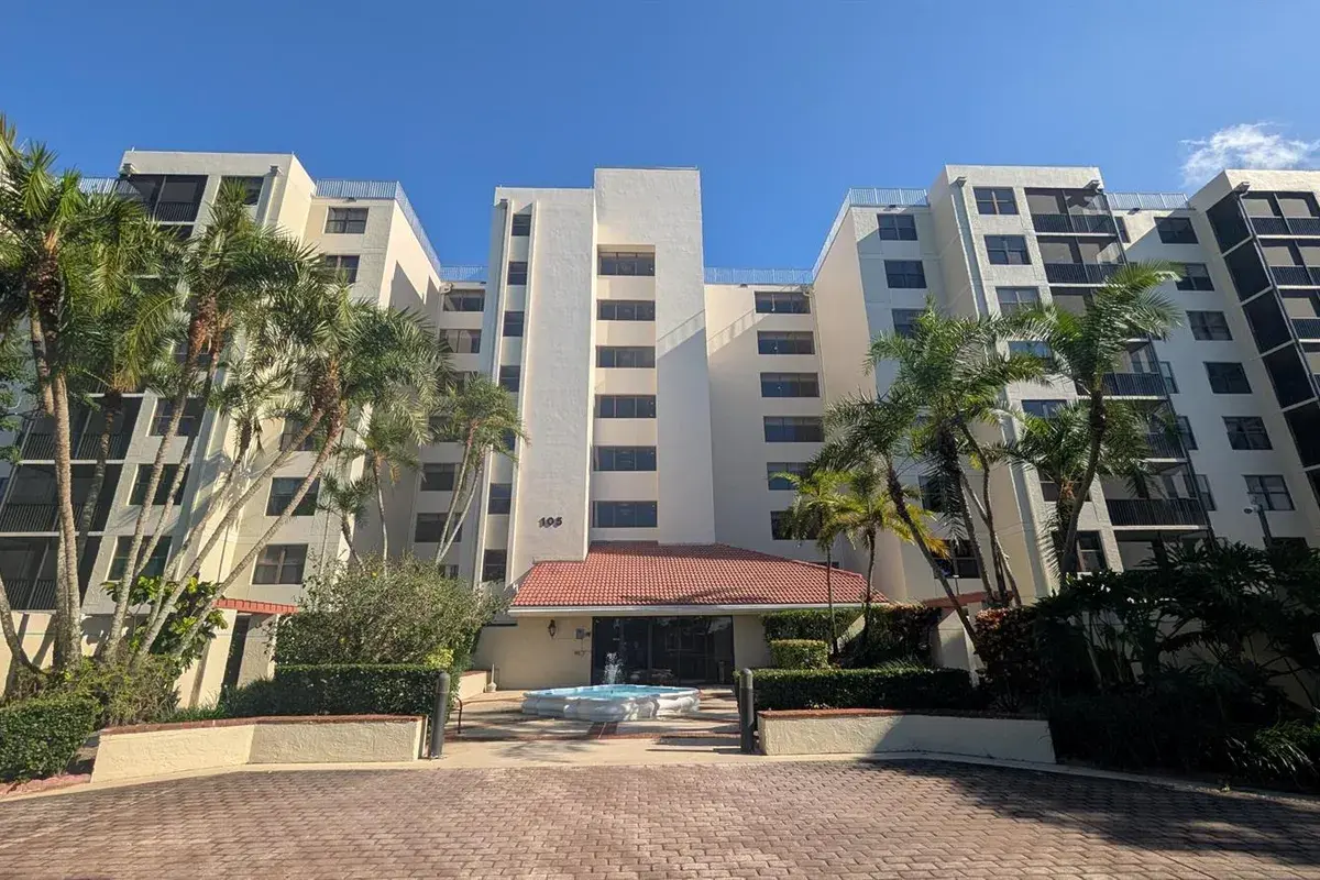 105 Lake Emerald # 810, Oakland Park FL 33309