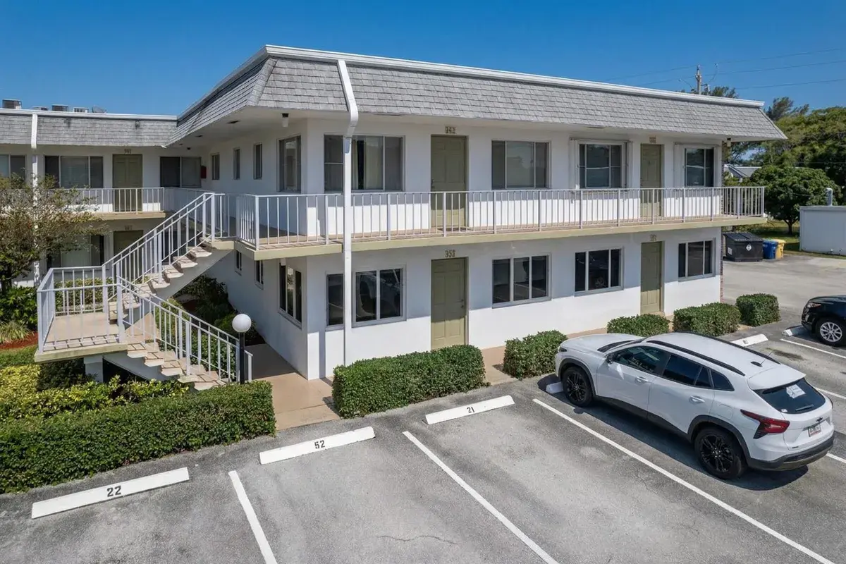 2920 Cynthia Lane # 202, FL 33461