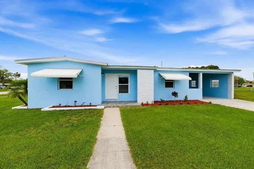 102 SE El Sito Court, Port St. Lucie FL 34983